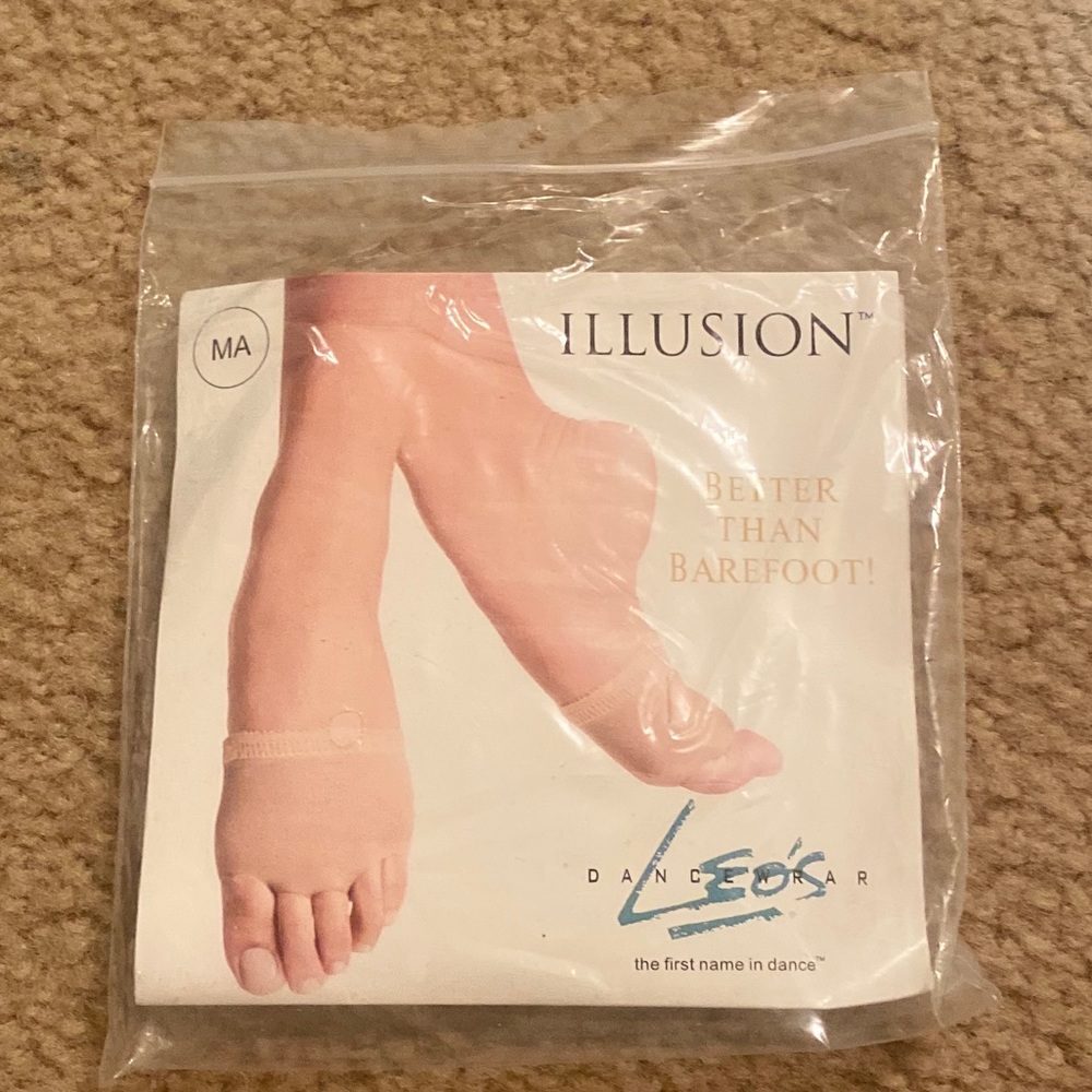 Leo’s Illusion Modern Dance Footie Dance Paw